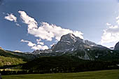 Alpe Veglia - Per tutto il percorso di ascesa al Lago del Bianco (2157 m s.l.m.)  la vetta del monte Leone con i suoi 3550 m domina il paesaggio. 